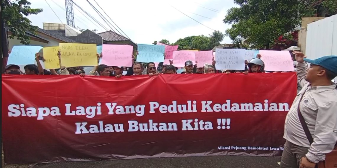 Aksi Damai Warnai Rekapitulasi Suara di KPU Jabar