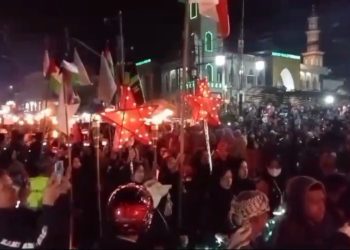 Ribuan Warga Lembang Ikuti Pawai Obor Sambut Ramadhan