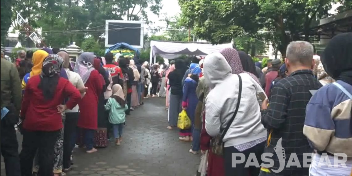 Jelang Puasa, Warga Cimahi Antre Beras Murah