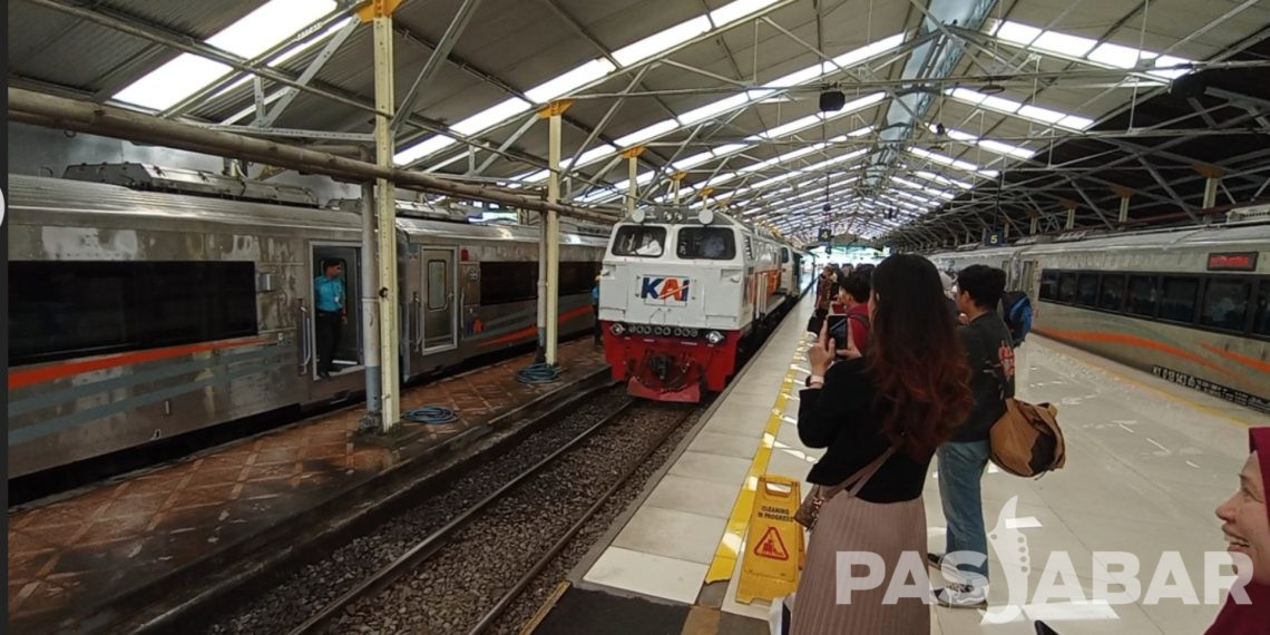 Ribuan Penumpang Padati Stasiun Bandung pada Libur Hari Raya Nyepi