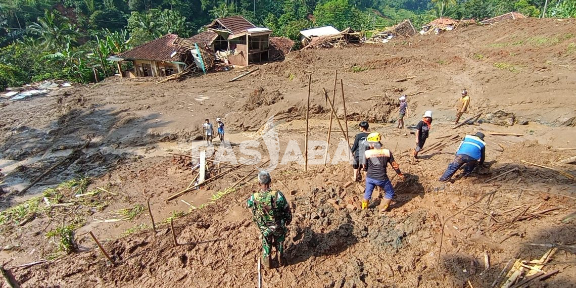 Longsor di Cipongkor Timbun 25 Rumah dan 10 Warga