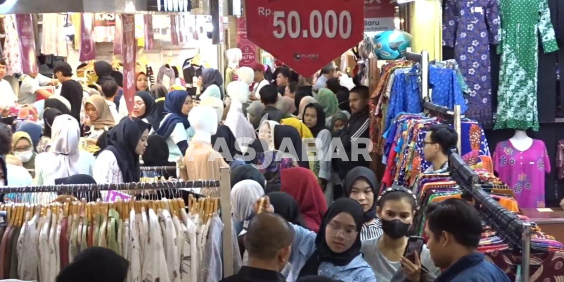 Pasar Baru Bandung Diserbu Ribuan Warga Jelang Lebaran