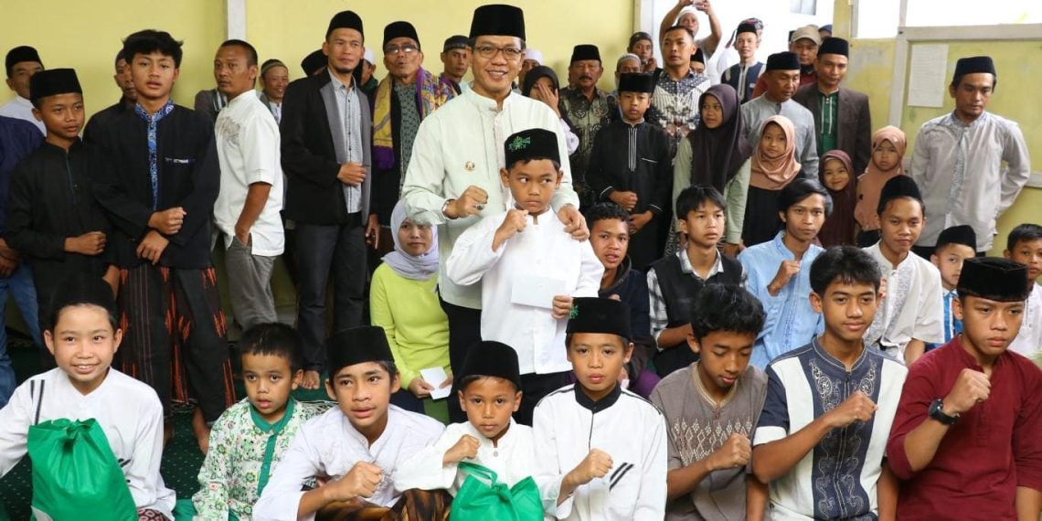Bupati Bandung Santuni Anak Yatim Saat Giat Jumling