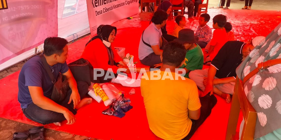 Komunitas Terapis Herbalis Bandung Beri Pijat Gratis untuk Petugas yang Mencari Korban Longsor Cipongkor