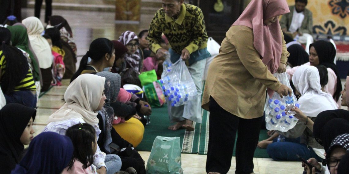 Foto: Masjid Raya Bandung Sediakan Takjil Gratis