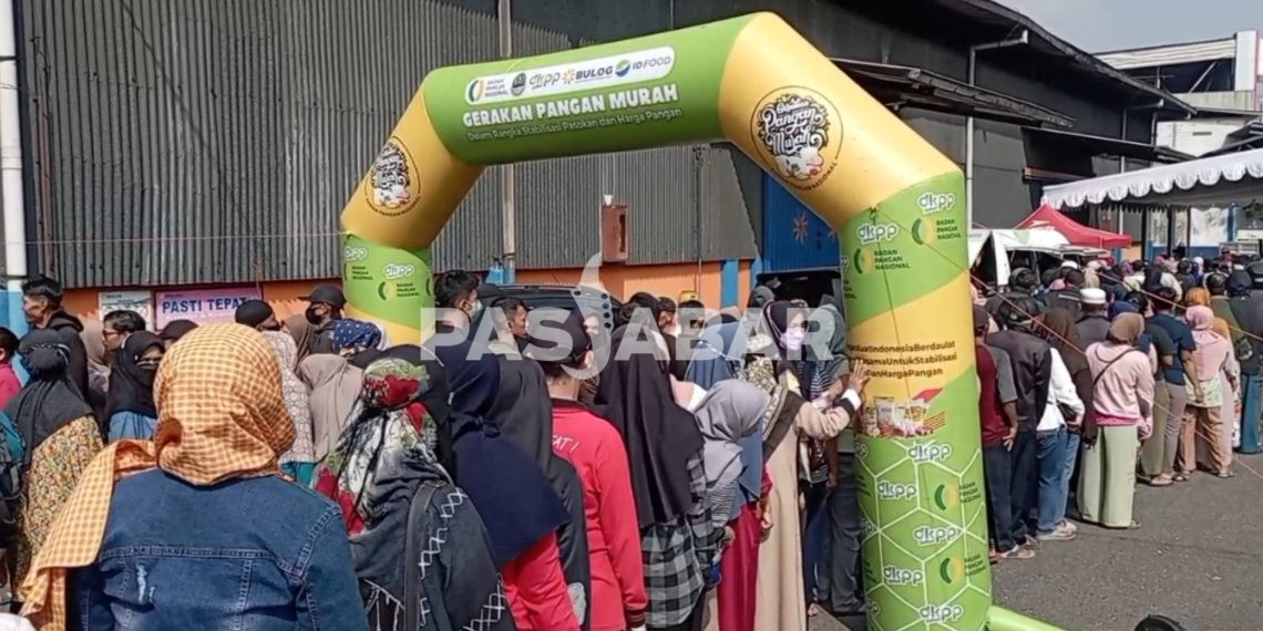 Ribuan Warga Kota Cimahi Rela Antre Berdesakan untuk Beras Murah