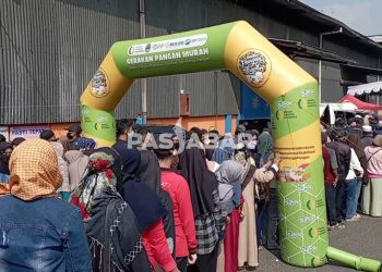 Ribuan Warga Kota Cimahi Rela Antre Berdesakan untuk Beras Murah
