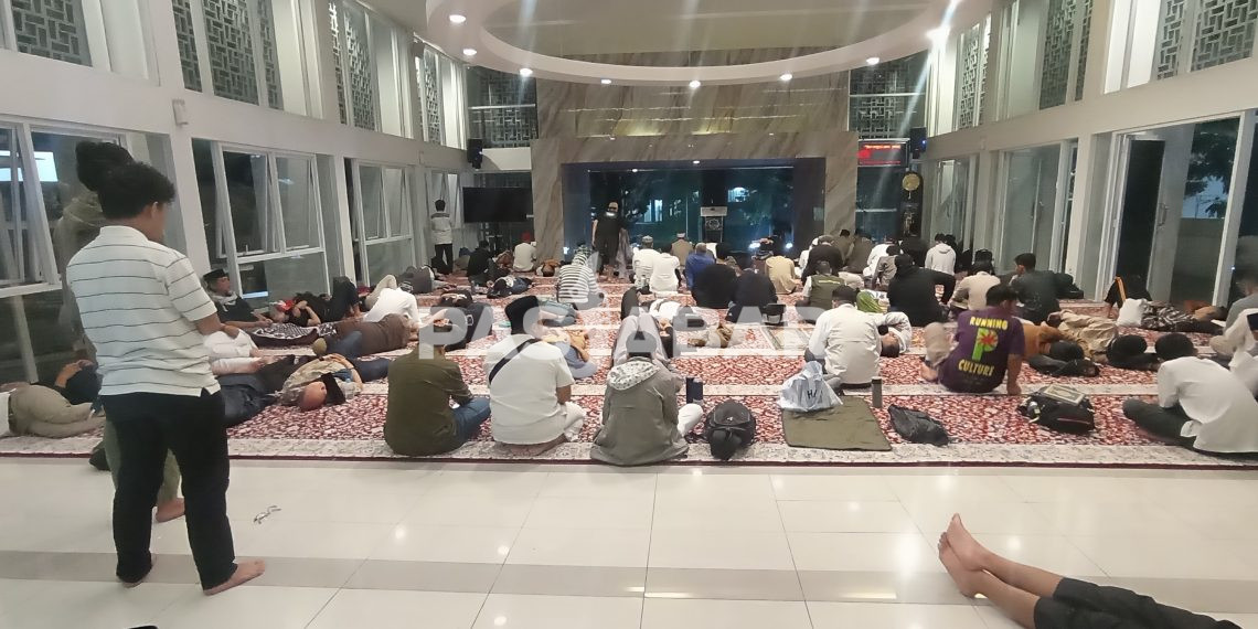 Ratusan Orang Itikaf di Masjid Maaimmaskuub Perumda Tirtawening Bandung Berburu Lailatul Qodar
