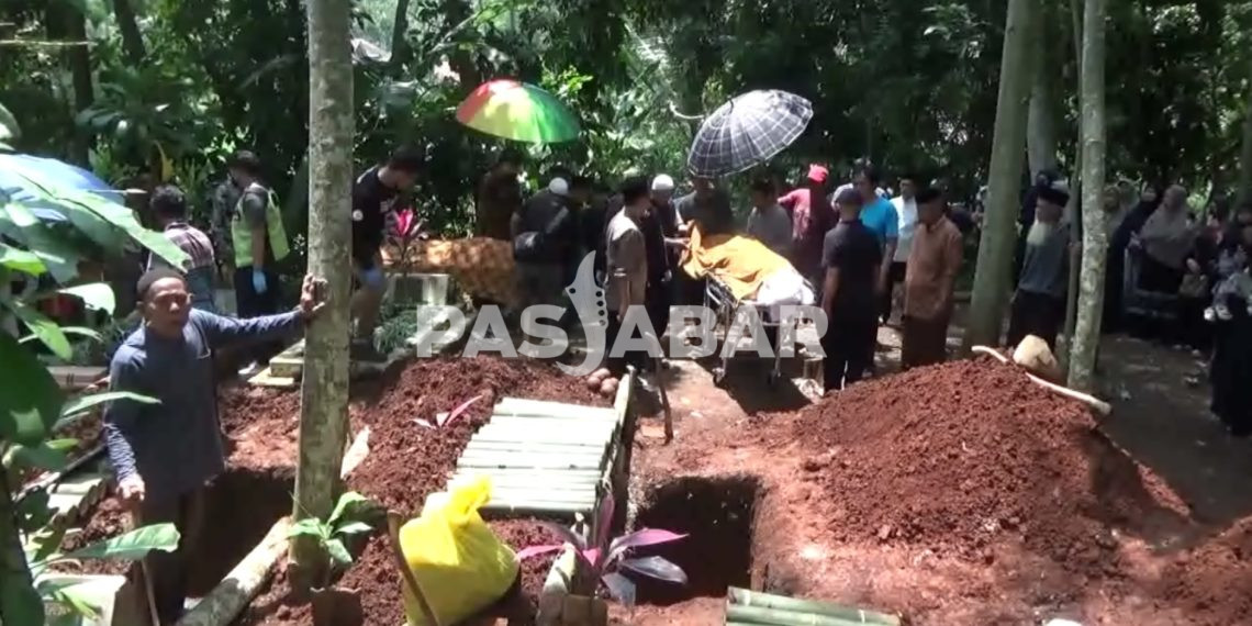 Ayah dan Anak Korban Kecelakaan Mudik Maut Warga Cipatat Dimakamkan