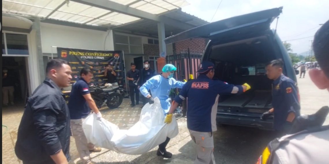 Polisi Evakuasi Mayat yang Dicor di Lantai Rumah
