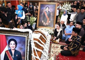 Presiden Jokowi Takziah ke Rumah Duka Almarhumah Mooryati Soedibyo