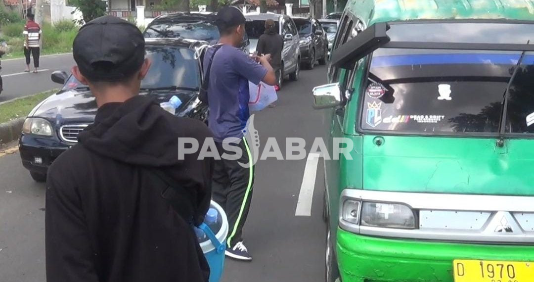 Macet di Jalur Wisata Ciwidey jadi Berkah Bagi Pedagang Kaki Lima