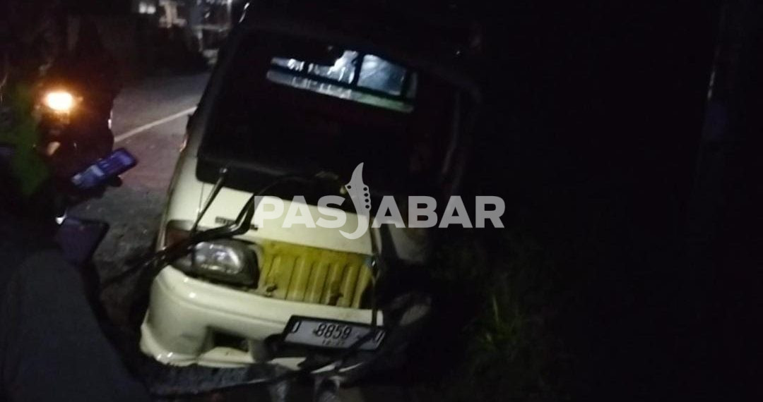 Mobil Pickup Ugal-ugalan dan Tabrak Pohon, Tiga Orang Dilarikan ke Rumah Sakit