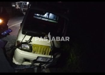 Mobil Pickup Ugal-ugalan dan Tabrak Pohon, Tiga Orang Dilarikan ke Rumah Sakit