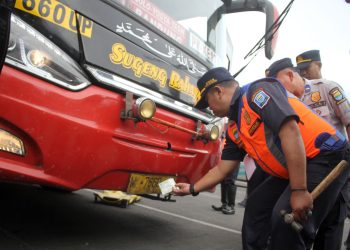 Uji Kelayakan Bus di Terminal Cicaheum