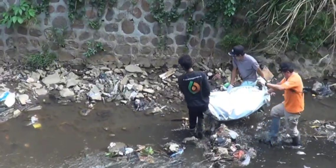 mayat mengapung di sungai