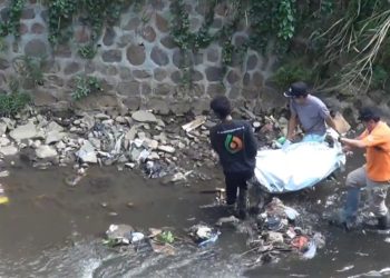 mayat mengapung di sungai