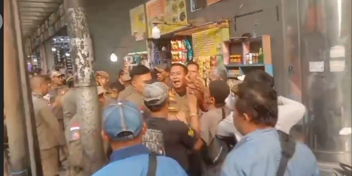 Satpol PP Bandung dan PKL Dalem Kaum Kembali Bentrok