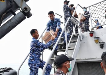 Ratusan Warga Mengungsi Menuju Pelabuhan Bitung, Personel Lanud Sam Ratulangi Bantu Proses Evakuasi