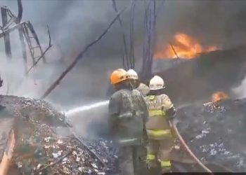 Gudang Limbah Plastik Antena Terbakar