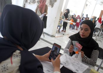 FOTO :  Warga Menerima Bansos Di PT Pos Bandung