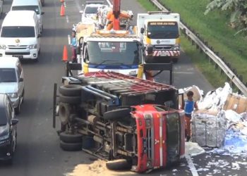 Truk Kertas Terguing di Tol Purbaleunyi Satu Orang Terluka
