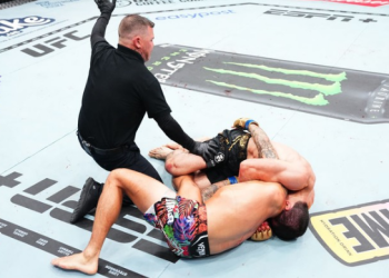 Islam Makhachev Kalahkan Dustin Poirier lewat Kuncian d’arce Choke