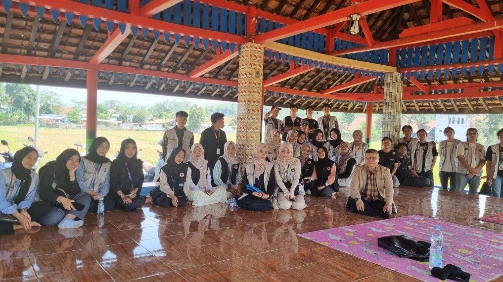 Briefing Kelompok KKN di Saung Lega tur Tohaga, Tengah Sawah