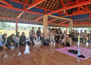 Briefing Kelompok KKN di Saung Lega tur Tohaga, Tengah Sawah