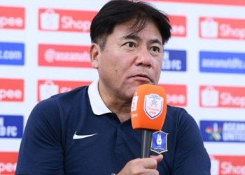 Tak Mampu Kalahkan PSM, Pelatih BG Pathum United Salahkan Rumput