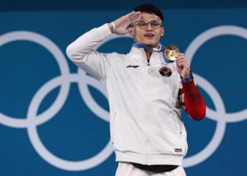 atlet angkat besi Indonesia Rizki Juniansyah pecahkan rekor peraih emas termuda di Olimpiade Paris 2024. (REUTERS/Amanda Perobelli)