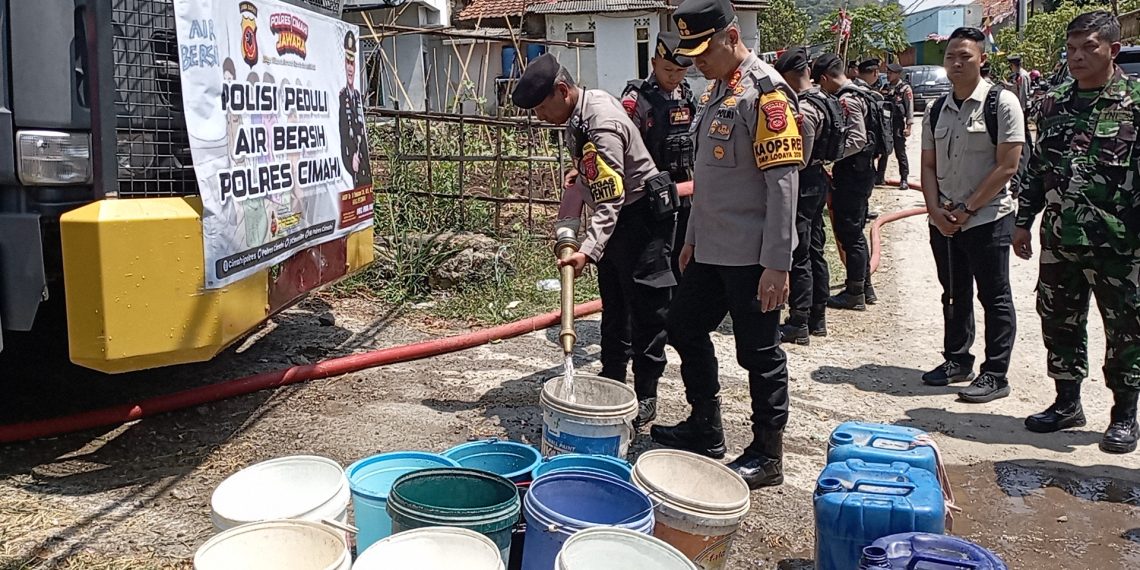 Bantu Warga saat Kekeringan, Polres Cimahi Bagikan 6.500 Liter Air Bersih
