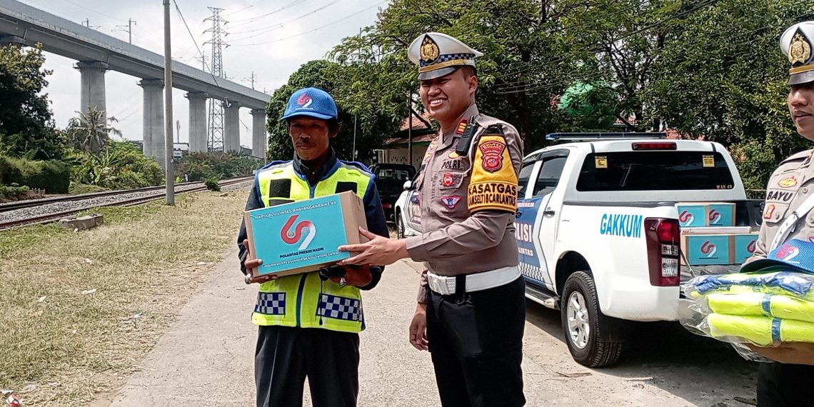 Satlantas Polres Cimahi Berikan Apresiasi pada Penjaga Perlintasan Kereta Api