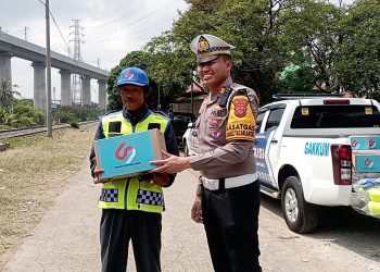 Satlantas Polres Cimahi Berikan Apresiasi pada Penjaga Perlintasan Kereta Api