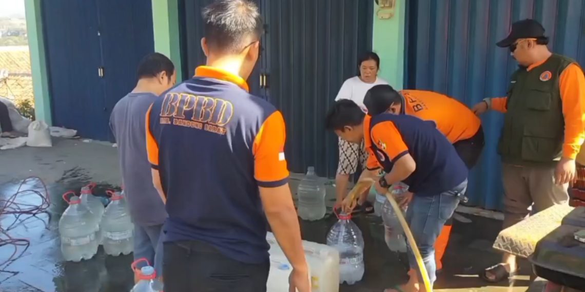Krisis Air Bersih di Padalarang, Warga Serbu Pembagian Air