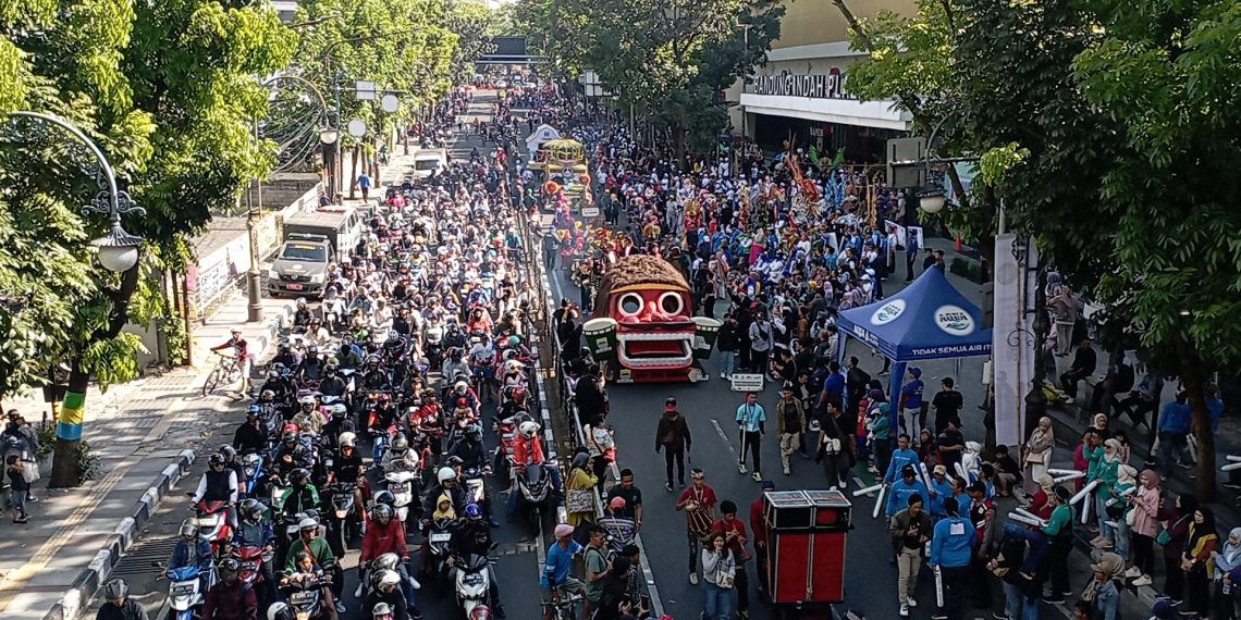 pawai kendaraan hias