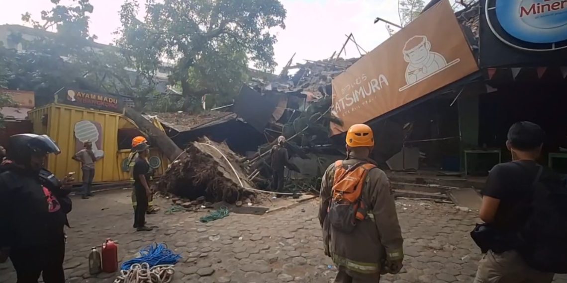 Pohon Tumbang Timpa 3 Rumah dan 2 Kios