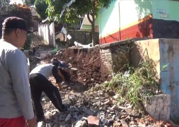 Benteng Sekolah Dasar Sepanjang 30 Meter Roboh Akibat Gempa Sukabumi
