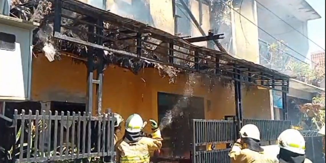 rumah terbakar