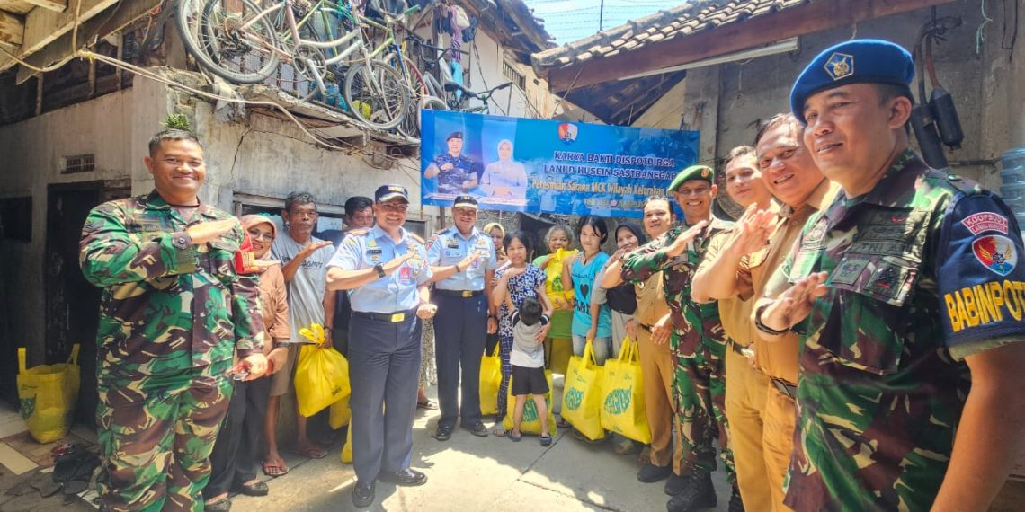 Meningkatkan Kesejahteraan Masyarakat Sekitar,Danlanud  Husein Sastranegara Resmikan Fasilitas MCK di Kelurahan Husein Sastranegara