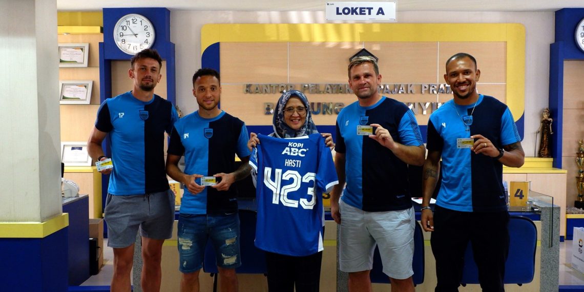 Pemain Asing dan Asisten Pelatih Persib Aktivasi EFIN di KPP Cibeunying