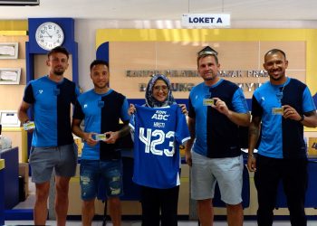 Pemain Asing dan Asisten Pelatih Persib Aktivasi EFIN di KPP Cibeunying