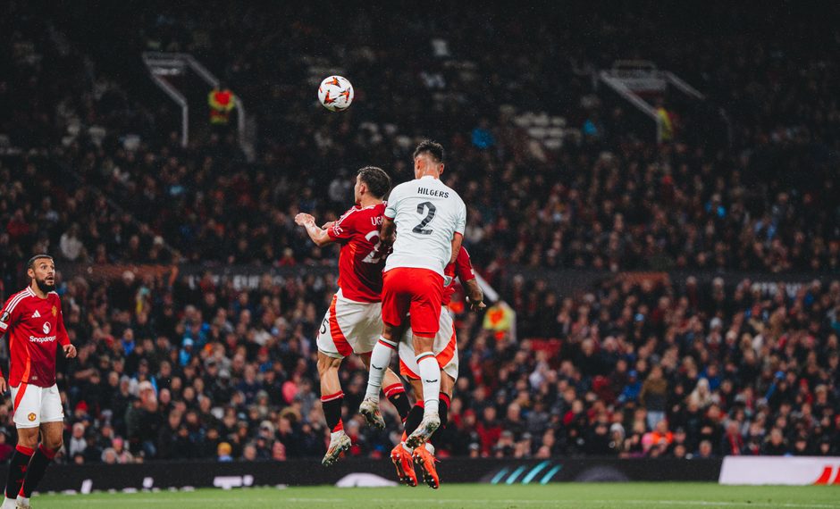 Mees Hilgers Bendung Manchester United 1-1 Saat Bertemu FC Twente