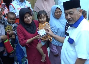 Ahmad Syaikhu Bagikan Telur untuk Cegah Stunting