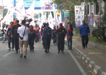 Konvoi Buruh Tuntut Kenaikan UMK
