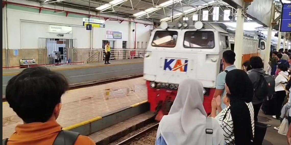 penumpang kereta api bandung