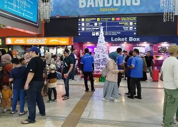 penumpang stasiun kereta bandung
