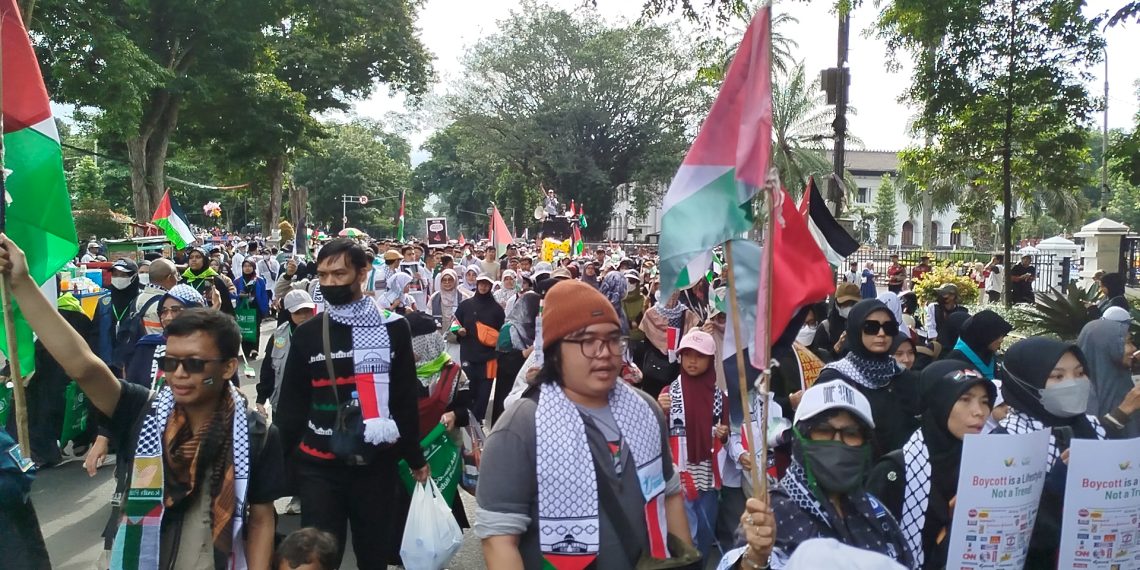 Massa Aksi di Bandung Gelar Longmarch Dukung Palestina