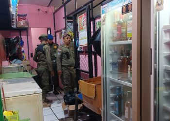 Satpol PP Razia Ratusan Botol Minol dan Obat Terlarang