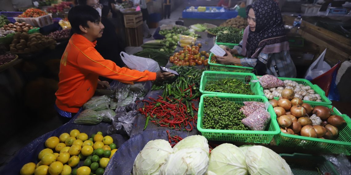 Harga Bahan Pokok Melonjak Jelang Ramadan